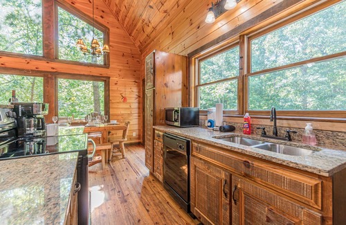 Cleveland Cabin | Oak Hill | 4BR 3.5BA | Luxury Secluded Log Cabin | Pool Table | Hot Tub