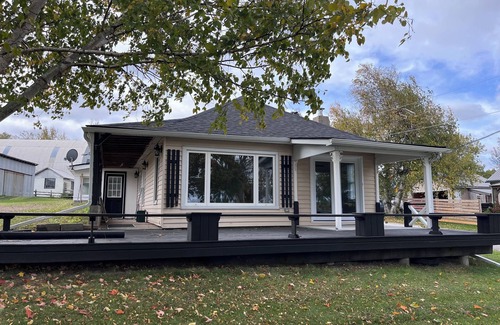 Quinte West House | Oak Lake Home with Private Dock and Water Access