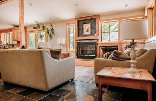 Mariposa House | Oak Meadows House - A unique home near Yosemite