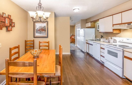 South Lee Villa | Oak n’ Spruce Resort in the Berkshires Charming 2-bedroom Villa