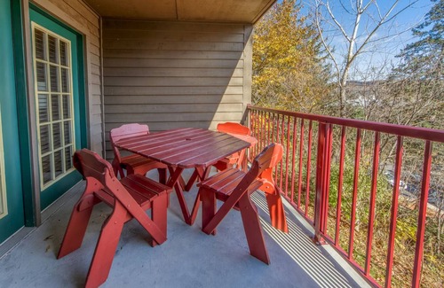 South Lee Villa | Oak n’ Spruce Resort in the Berkshires Charming 2-bedroom Villa