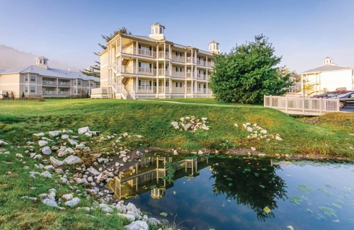 South Lee Villa | Oak n’ Spruce Resort in the Berkshires Charming 2-bedroom Villa