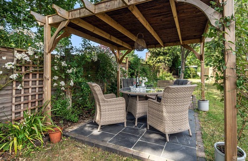 North Creake Cottage | Oak Tree Cottage - sleeps 5 guests in 3 bedrooms