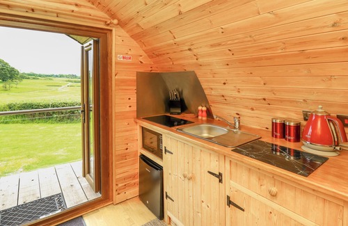 Llanddeusant Cottage | OAK VIEW, romantic, with hot tub in Llandovery