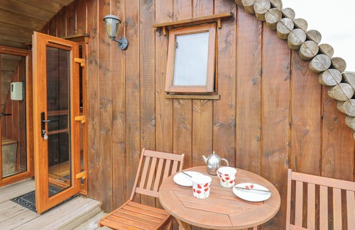 Llanddeusant Cottage | OAK VIEW, romantic, with hot tub in Llandovery