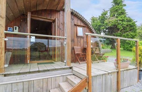 Llanddeusant Cottage | OAK VIEW, romantic, with hot tub in Llandovery