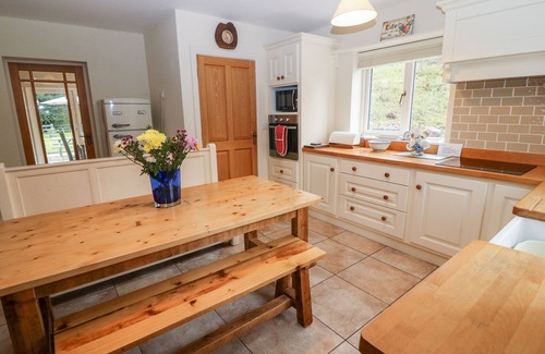 Kenmare Cottage | OAK WOOD HOUSE, family friendly in Kenmare, County Kerry