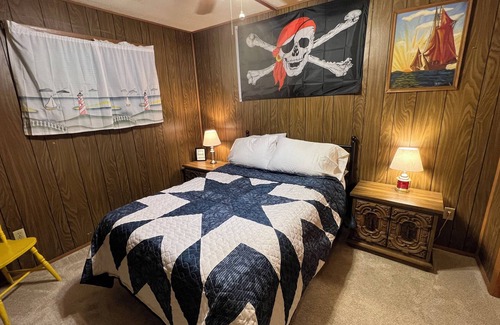 Conneaut Lakeshore Apartment | Oakland Hideaway - WD. Book via VRBO.