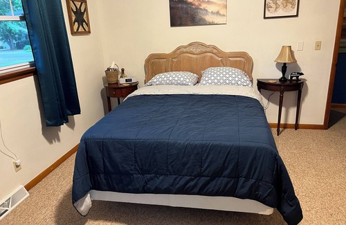 Conneaut Lakeshore House | Oakland Retreat - AirConditioned, WD. Book via VRBO