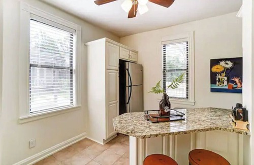 Hyde Park House | Oakley Square 3BR - Walkable-Sleeps 5 - Fire Pit