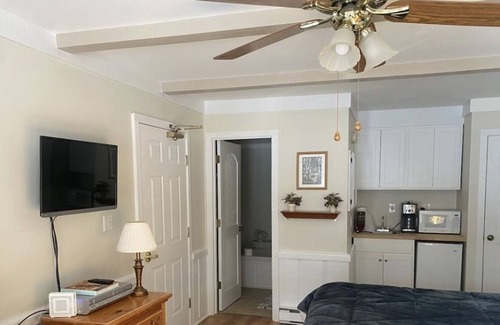 Mackinac Island Condo | Oakwood 12 Guest Suite with kitchenette and jacuzzi tub!