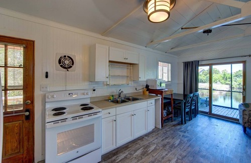 Ocracoke Cottage | Oar house is a cozy cottage located near Springer's Point Nature Preserve.