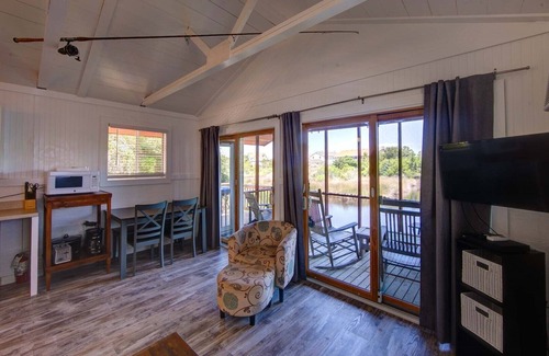 Ocracoke Cottage | Oar house is a cozy cottage located near Springer's Point Nature Preserve.
