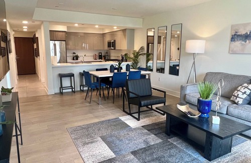 West Los Angeles Hotel | Oasis 3 BR steps from Century City Mall w/Parking & Washer/Dryer