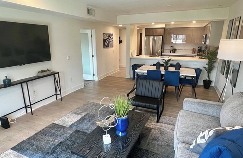 West Los Angeles Hotel | Oasis 3 BR steps from Century City Mall w/Parking & Washer/Dryer