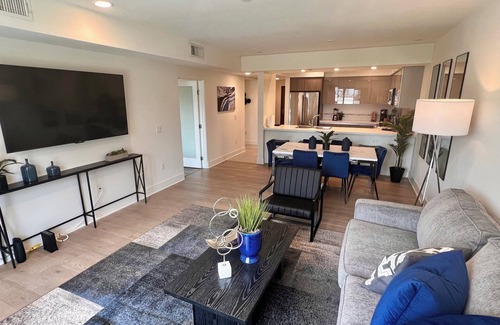 West Los Angeles Hotel | Oasis 3 BR steps from Century City Mall w/Parking & Washer/Dryer