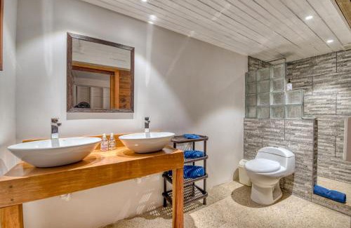 Bocas del Toro Bed & Breakfast | Oasis Bluff Beach