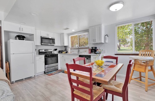 Victorville Condo | Oasis Condo on the fairway; fast WiFi, smart TVs, spectacular golf course views