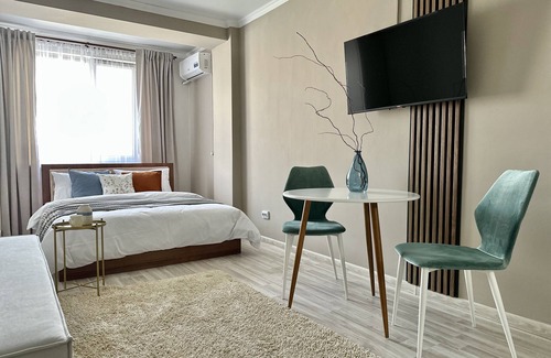 Almaty Apartment | "Oasis" cozy studio with mountain view, WiFi and AC in Almaty