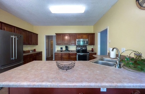 Charlotte House | Oasis for the entire family- w/backyard and patio