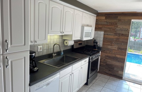 Strongsville House | oasis inground pool 6 person hot tub, getaway close to it all