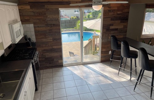 Strongsville House | oasis inground pool 6 person hot tub, getaway close to it all