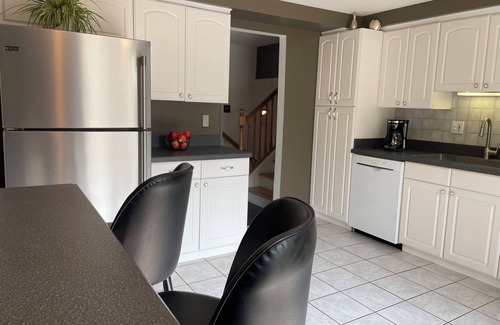 Strongsville House | oasis inground pool 6 person hot tub, getaway close to it all