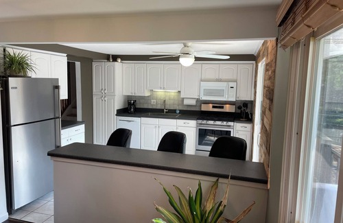 Strongsville House | oasis inground pool 6 person hot tub, getaway close to it all