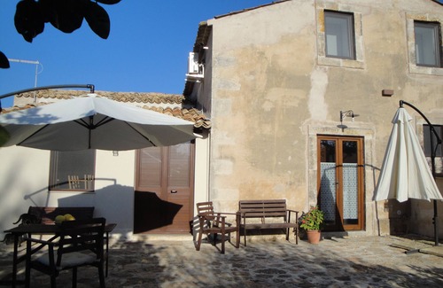 Syracuse House | Oasis of peace and relaxation just 3 minutes from the beach.