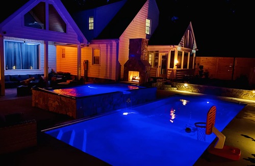 Martinsville House | Oasis Pool OPEN YEAR ROUND Private Fire Pit Modern Views