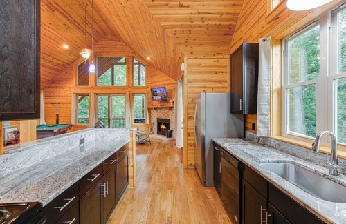 Cleveland Cabin | Oasis- Spa Cabin W/Sauna, Jacuzzi, and Rain Shower/hot tub
