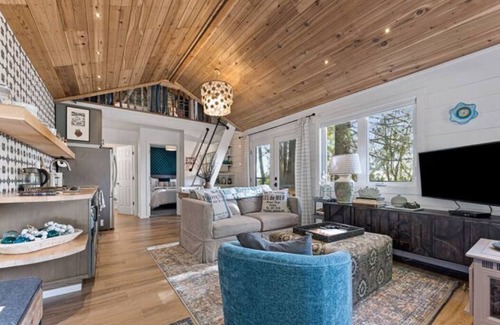 Lakebay Cottage | Oberon Cottage - Privacy, beach access, Mt Rainer view and beautiful forest