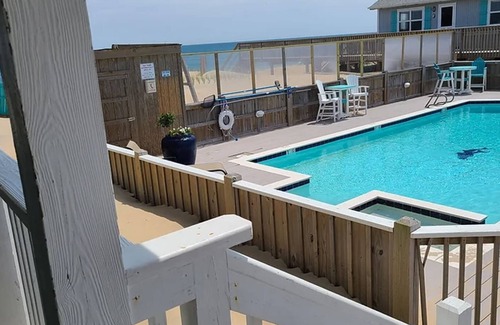 Nags Head Cottage | OBX Dog-friendly Ocean Cottage 3- Steps to Beach!