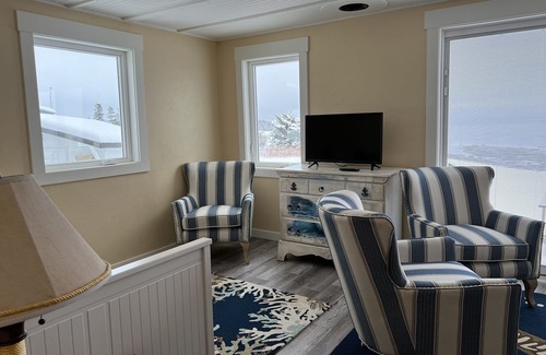 Homer Cottage | Ocean and Mountain View Beach House with Hot tub and Fire Pit