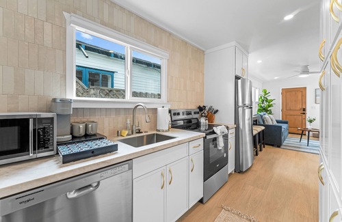 Ocean Beach Cottage | Ocean Beach-Central-Sleeps 5-Steps2Beach-Laundry-Parking for two