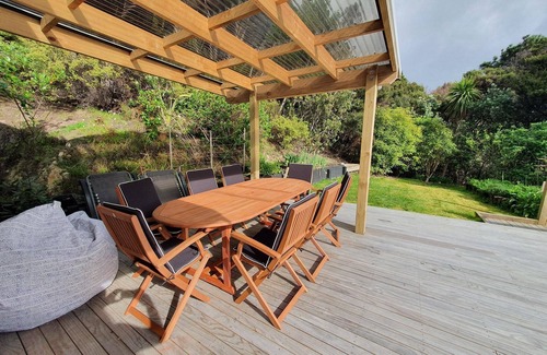 Mangawhai Heads House | Ocean Beach Retreat - Great views, sun, privacy, wifi, walk to the surf beach/estuary.