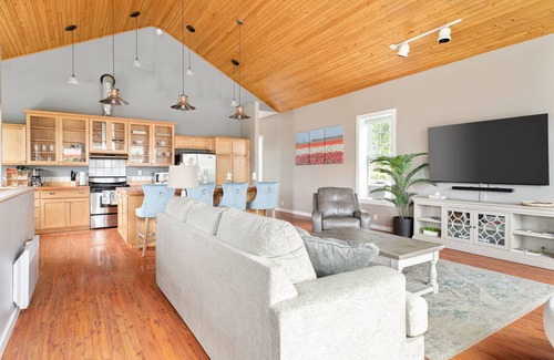 La Conner Apartment | Ocean Bliss! Beach getaway with amazing views!