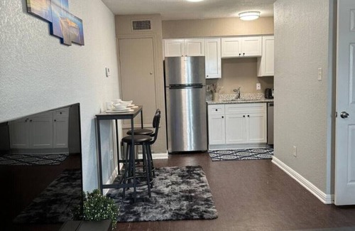 Greater Heights Apartment | Ocean Blue 1Bed Apt| Free Parking | 13min Downtown
