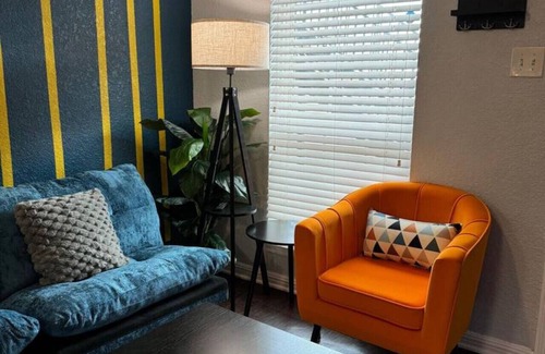 Greater Heights Apartment | Ocean Blue 1Bed Apt| Free Parking | 13min Downtown