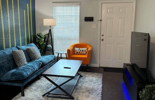 Greater Heights Apartment | Ocean Blue 1Bed Apt| Free Parking | 13min Downtown