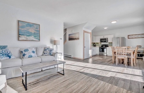 Owls Head House | Ocean Breeze Haven - Sleeps 12, Walk to Beach