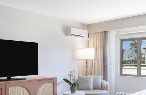 Kahului Hotel | Ocean Breeze Room with Outdoor Pool Near Kahului Beach & Dining