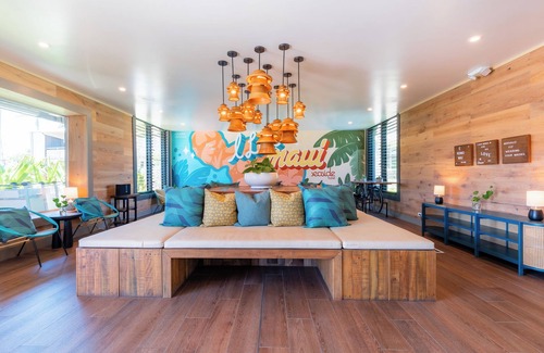 Kahului Hotel | Ocean Breeze Room with Outdoor Pool Near Kahului Beach & Dining