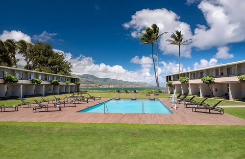 Kahului Hotel | Ocean Breeze Room with Outdoor Pool Near Kahului Beach & Dining