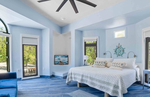 Long Beach Estates House | Ocean Depth Room Barnacle bed and breakfast Suite