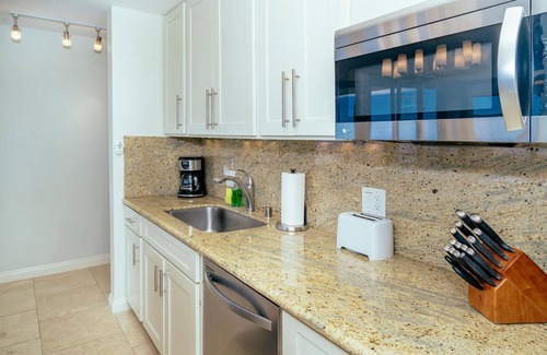 Kaimuki Condo | Ocean & Diamond Head Views Condo by Waikiki Beach at Diamond Head Vista