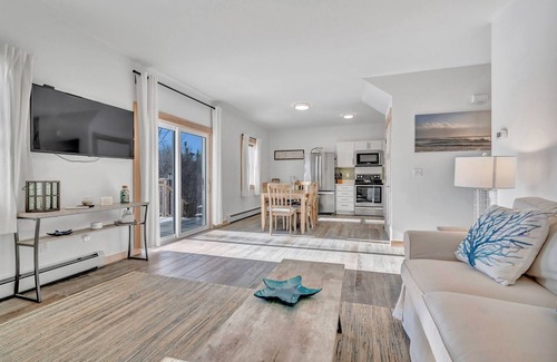 Owls Head House | Ocean Duplex West with Walk to Crescent Beach