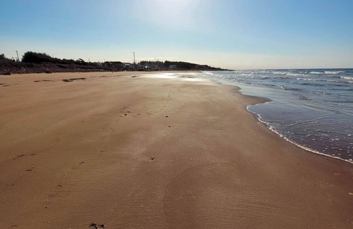 Points East Cottage | Ocean Front 3 bedrooms. Amazing sunroom and a few minutes walk from Sandy Beach.