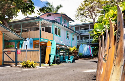 Kahaluu Bay House | Ocean Front Beach House located only steps from the water!