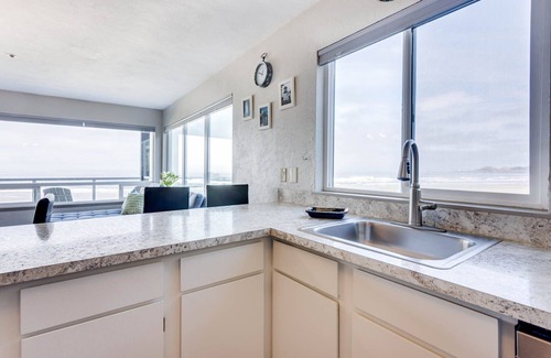 Eddyville Condo | Ocean Front Condo, View of Lighthouse, Walk to Everything, Nye Beach!